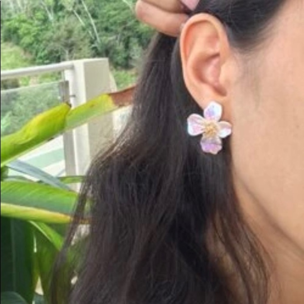 Last pair! Iridescent acrylic floral dogwood stud earrings - Picture 4 of 9